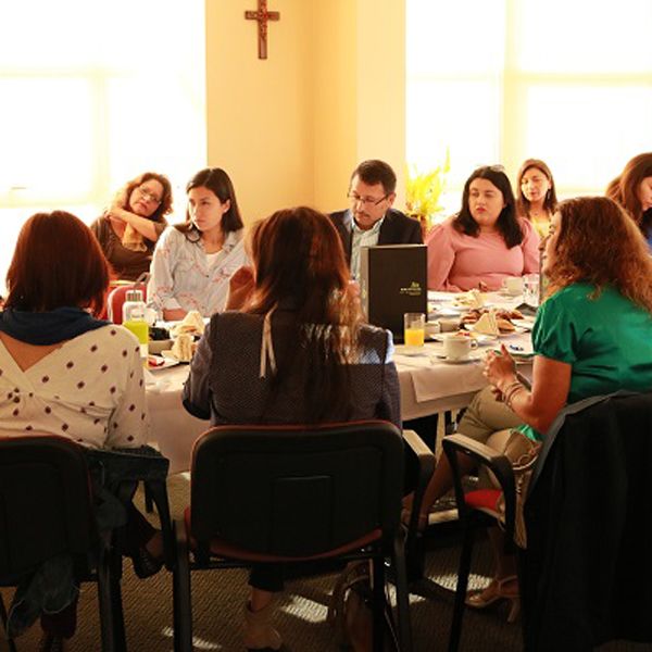 Lee más sobre el artículo Investigando para aportar a la transformación social: Escuela de Psicología indaga en estudios sobre el trabajo y las organizaciones