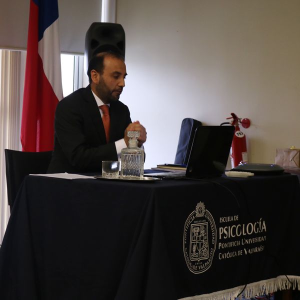 Lee más sobre el artículo Tesis doctoral revela sobrecarga de responsabilidades en directores de establecimientos educacionales