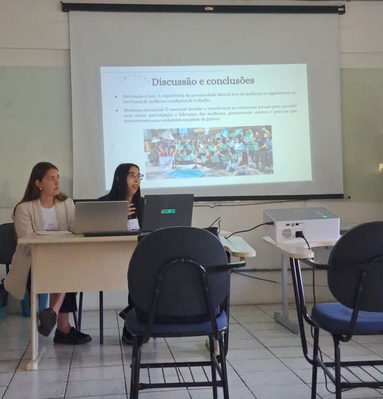 Camille Rieutord y Magdalena Olavarría exponiendo.