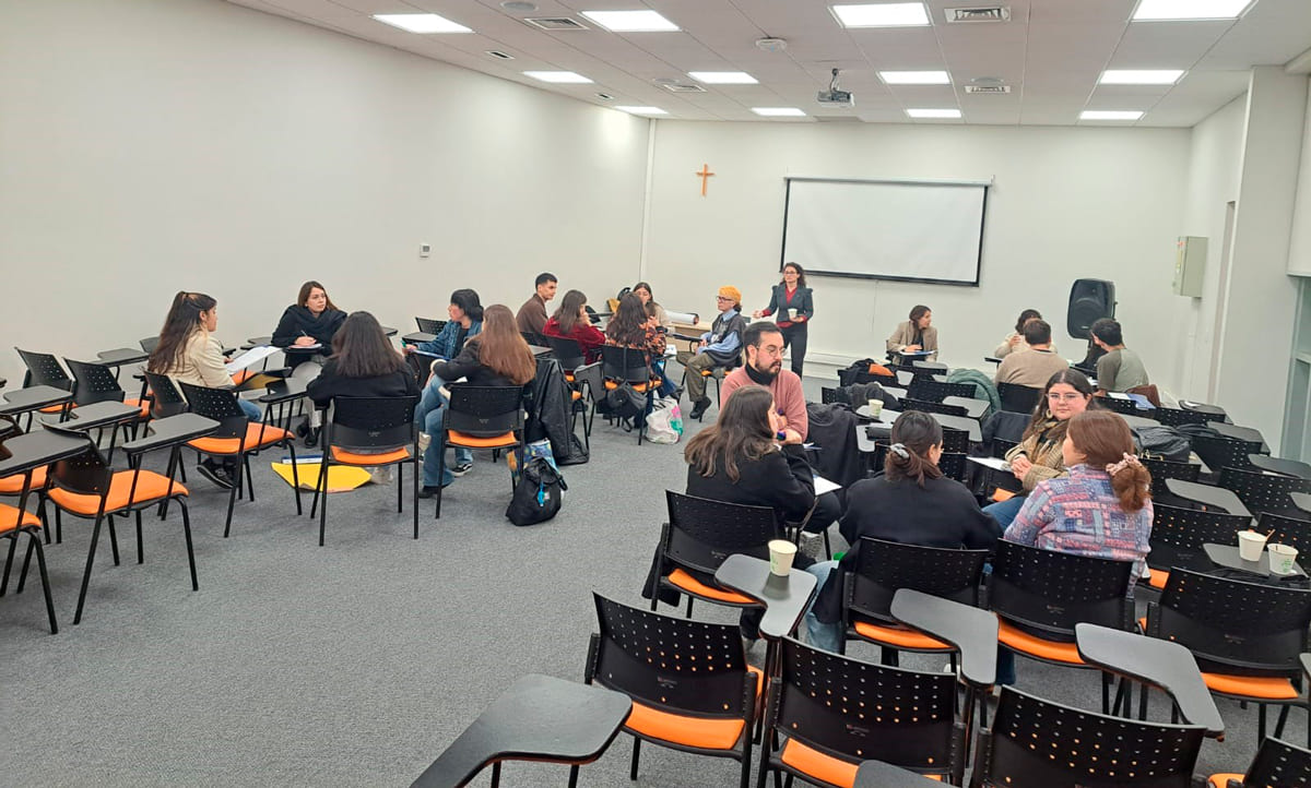 Lee más sobre el artículo Egresadas y egresados de Psicología PUCV se reúnen en jornada de diálogo para aportar a la actualización curricular de la carrera
