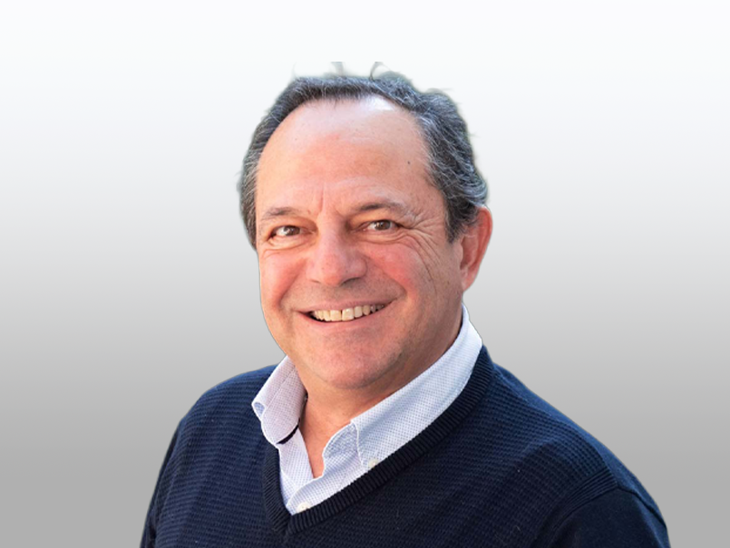 Lee más sobre el artículo Profesor Luis Ahumada recibe distinción Fides et Labor por su trayectoria en la Escuela de Psicología