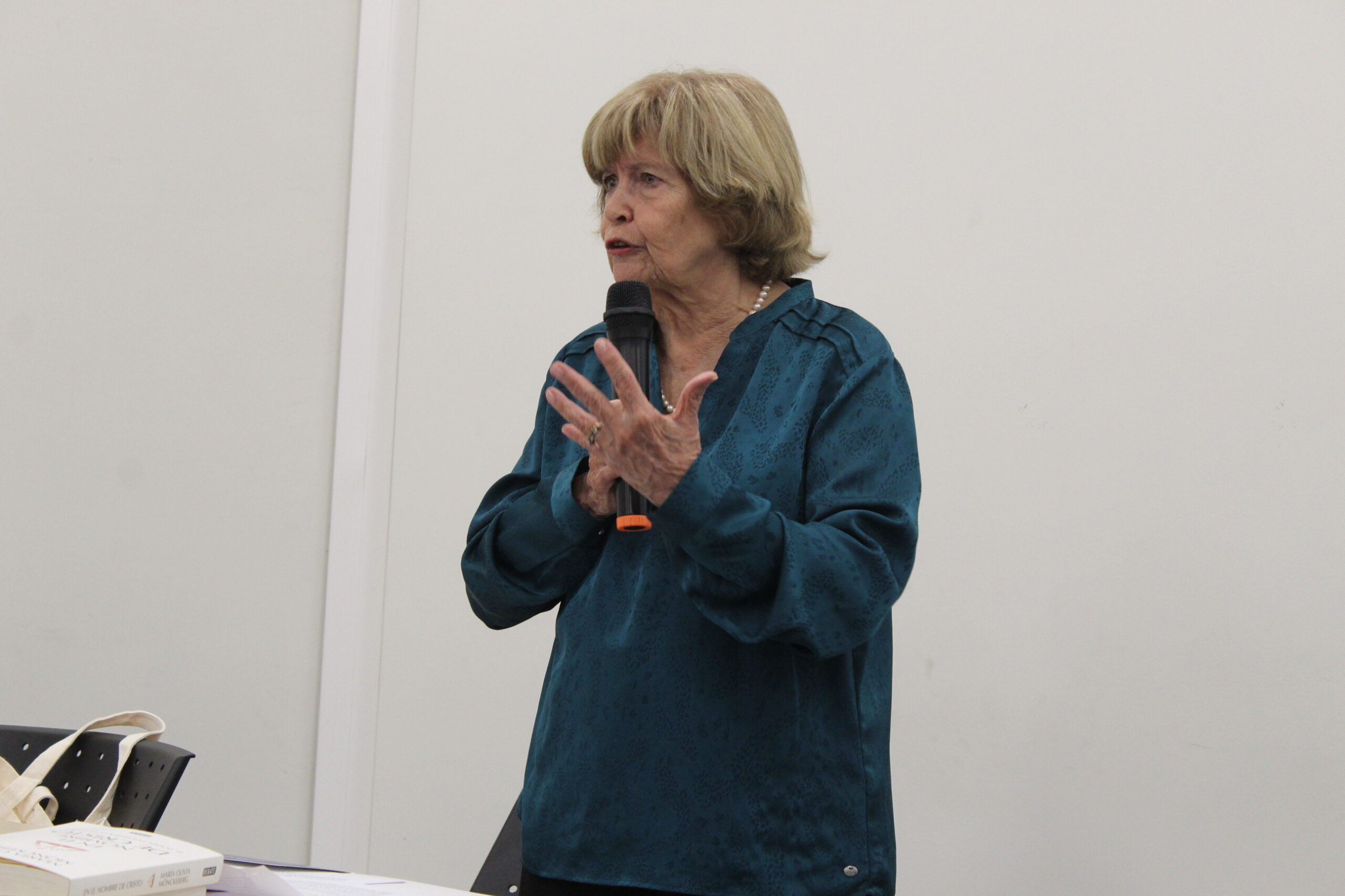 Lee más sobre el artículo María Olivia Mönckeberg inauguró workshop sobre educación, élites y poder en la Escuela de Psicología